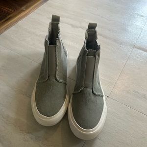 Size 8 women’s shoes